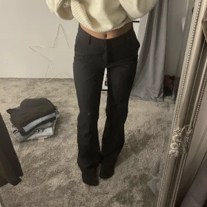 Kostymbyxor bikbok - Dessa fina kostymbyxor i modellen Vilma från bikbok kommer ej till användning mer. Använd lite och väldigt sparsamt, nypris 399! (LÅNADE BILDER) 