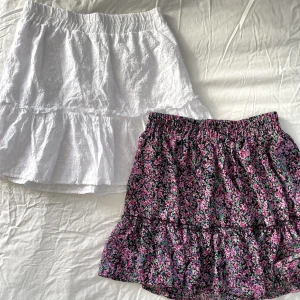 Kjol - Jättesöta blommiga kjolar!!🌸💞 Aldrig använda!! Den vita är i storlek M och den lila är i storlek S. 90 kr styck💖