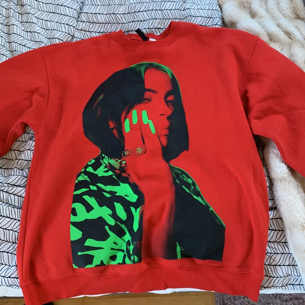 En Billie Eilish sweetshirt/tröja som jag har använt några gånger nu. Är i bra skick och har storlek M. Tröjor & Koftor.