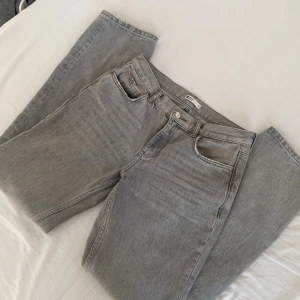 Low staight jeans - Grå low straight jeans ifrån ginatricot. Storlek 36. Knappt använda. Köpt för 500kr, säljer för 250kr. Tryck på KÖP NU om du vill köpa