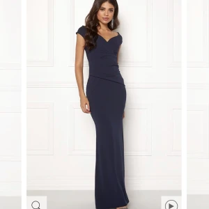 Balklänning  - Säljer nu min fina balklänning!!! Köpt från Bubbleroom förra året för 999kr. Endast använd på balen. Kom privat för egna bilder.   Jag är 163 och har lämnat in den så dem har sytt upp känningen, den passar mig perfekt i längden.