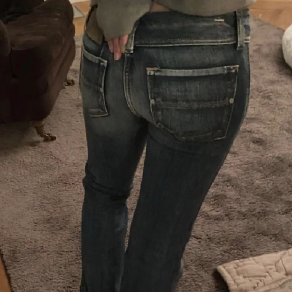 Säljer dessa sjuk snygga jeans som tyvärr inte passar mig i storlek 25(bild från förra ägaren). Jeans & Byxor.