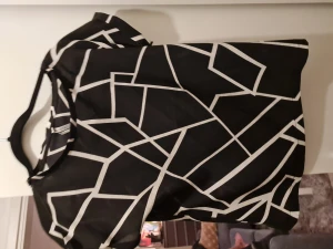 Tröja/blus - Svart och vit tröja/blus i stoelek xs.  Väldigt skönt och luftigt material. Oanvänd