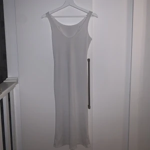 Vit ribbad klänning - Vit ribbad klänning med u-ringning. Använd 1 gång. 