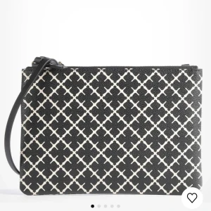 Malene Birger väska - Säljer nu denna jättesnygga väska från Malene Birger. Väldigt bra skick då jag inte använt den så mycket. Köpte i höstas för 1100🔥