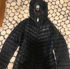 sail racing jacka - säljer denna höst jacka då den inte passar mig längre, skriv om du har frågor. pris kan diskuteras är inte omöjlig🫶🏼 (använd få gånger då den va lite för liten redan när ja köpte den)