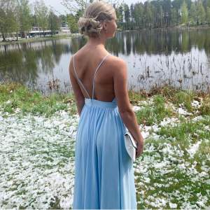 Säljer denna superfina balklänning youmefashion.com   Hör av dig privat om du har frågor osv🥰 Nypris är 2399kr