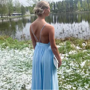 Säljer denna superfina balklänning youmefashion.com   Hör av dig privat om du har frågor osv🥰 Nypris är 2399kr