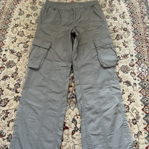 Cargo y2k byxor - säljer dessa helt nya oanvända cargo byxor köpta ifrån H&M för cirka 200kr. Dem är helt nya pga av att dem passade inte. Dem är väldigt fresh och ger en y2k vibe✨