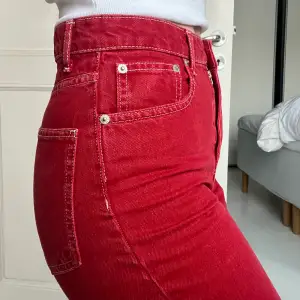 Röda byxor från Zara med ”avklippt” stil i byxbenen. Strl 34, fint skick! ❤️ Kan mötas i Stockholm annars betalar köparen frakt 😊
