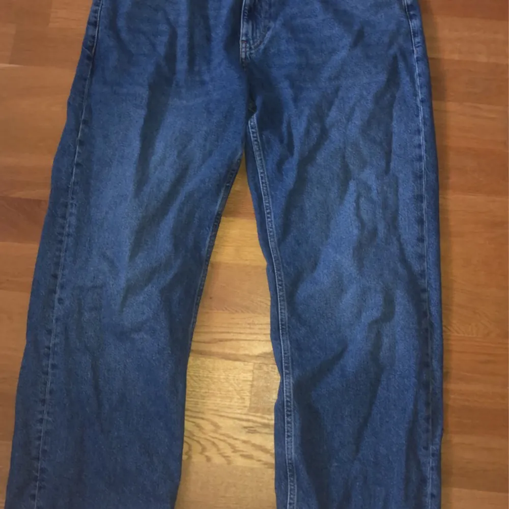 Snygga loose fit jeans i färgen mörkblå  Stl 32. Jeans & Byxor.