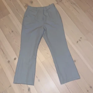 Ljusblåa kostymbyxor  - Snygga ljusblåa kostym byxor. Inte skinny. Midwaist. Perfekta för sommaren 