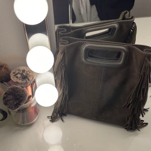 Maje väska  - Säljer min super fina maje väska i nyskick!! Mellan storleken Dustbag och kvitto finns 💕💕 Kan tänka mig byta mot en svart eller en annan väska med samma värde💕 KOMMER TYVÄRR INTE GÅ NER I PRIS
