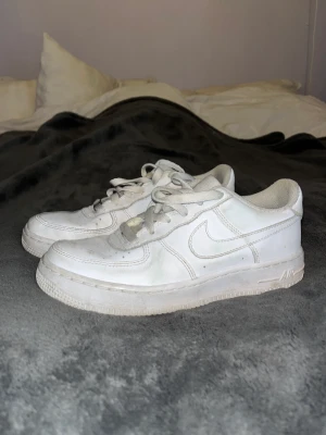 Air force  - Fint skick lite smutsiga men går att tvätta. Använt dom fåtal gånger 