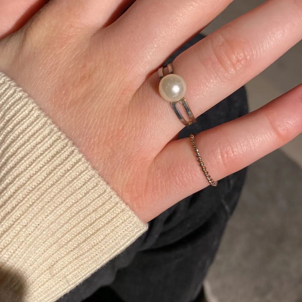 Hej,jag säljer de här ringarna för att jag aldrig använder de💗En ring kostar  10 och om man köper båda kostar det 17kr.❤️. Accessoarer.