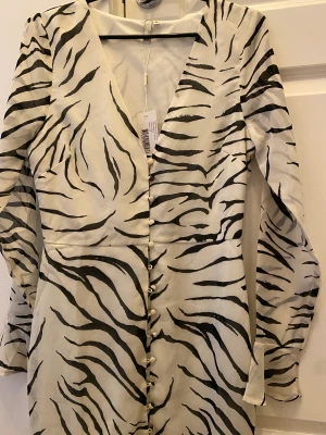 Klänning Nelly 150kr  - Klänning från Nelly strl 36, aldrig använd. 150kr