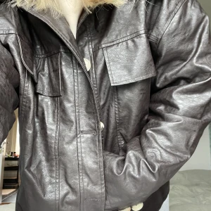 ”Skinn” jacka NAKD - Snygg jacka från nakd som jag sällan använder. Färgen är mörkbrun och sitter oversized på mig (jag är strlk m). Perfekt nu till våren!!🌷 frakt tillkommer  