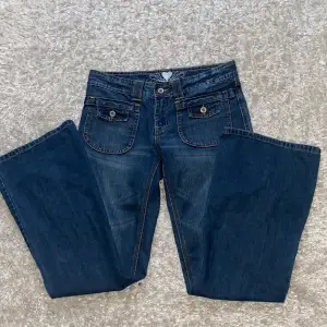 Snygga vintage low-rise bootcut jeans med söta fickor både fram och bak, storlek 30 regular leg, midja 74-79 cm, innebenslängd 81cm