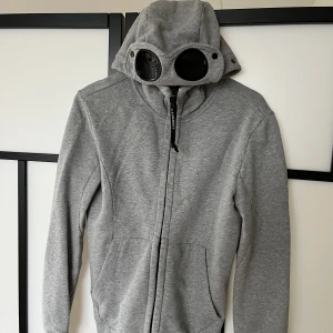 C.P. company hoodie - Strlk XS C.P. Company hoodie. Inget slitage 9/10.