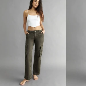 Low waist cargobyxor - Low waist cargobyxor från Gina tricot i stl 34, de är använda 2 gånger så i väldigt fint skick, Tänker mig 380kr