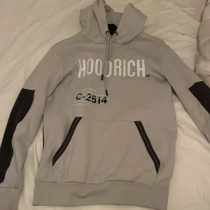 Hoodrich  - Använd två gånger och är tvättad  Säljs pågrund av att den är för stor Ny pris 800 (säljs inte)