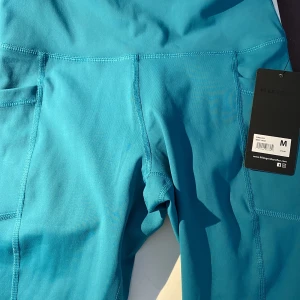 Träningstights  - Jätte fina träningstights från ”90degreebyreflex”. Helt oanvända (prislapp kvar) och ordinariepris är 720kr. Storlek m men passar xs/s-m 🤩(pris kan diskuteras).