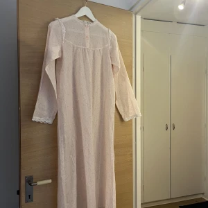 Vintage rosa nattlinne/klänning - Gulligaste nattlinnet i rosa med sött mönster. I mjuk bomull, vintage och i fint skick!  Storlek 160, men passar absolut en XS! Ingen stretch. 