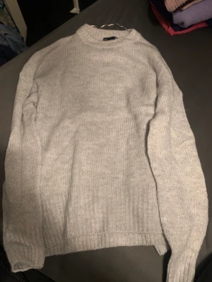 Ljusgrå stickad tröja  - Säljer nu min jättesköna stickade tröja från Lager 157