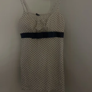 gullig prickig topp<3 - Den är nästintill ny, har enbart testat den, tyckte inte den satt så fint, när jag köpte den låg det på 200kr. köpare står för frakten🫶 kan annars mötas upp i stockholms delen:) 