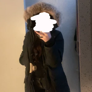 Canada Goose Trillium parka - Storlek: XS (skulle påstå den passar S också) Modell: Trillium parka    Använd 2 vintrar, säljare pga att jag ej använder.