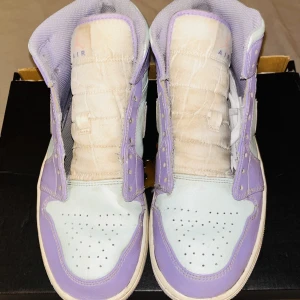 Jordan 1 mid GS purple aqua  - Ett par Jordan 1 mid i hyfsat bra skick säljer pga dem inte används.. crease skydd ingår men inte skosnören tyvär… ord pris ca 290€..hör av er kring övriga funderingar✌️mvh