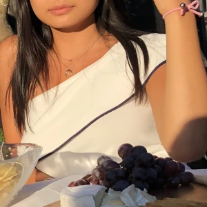 One shoulder topp - Snygg topp som kan bäras både one shoulder och off shoulder. Passar xs-s. (Frakt tillkommer)