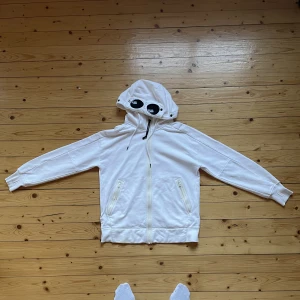  CP company - Passar de som har storlek M, vit/beige detaljer, kostade 2600kr som fortfarande är i väldigt bra skick, knappt använd. 