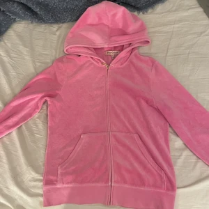 juicy couture, rosa sip up - Jätte fin old design! Storlek L, bra skick❤️Perfekt för teama fester och för Every daywear 💗