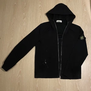 Stone Island Jacka (Soft Shell)  - Säljer min stone jacka efter att jag har haft den i drygt 1 år. Den passar mig inte längre och ja tycker den kan komma i bättre användning för någon annan. Har använt den väldigt sällan. Storlek S, tänker att priset ska ligga runt 1 900kr.