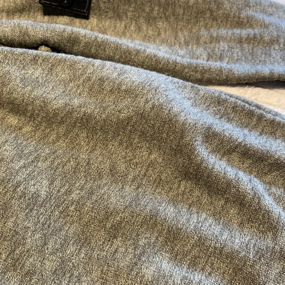 En fin Stone Island sweatshirt i bomull, stretchigt material, köpt på Nk för nåt år sedan för 2400kr, kvitto och tags finns. Stickat.