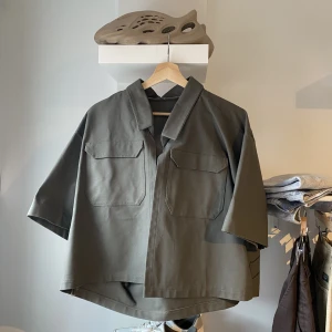 Croppad tröja - Snygg croppad tröja från märket tedzukurigenei, riktig feta plagg, tyvärr för liten för mig