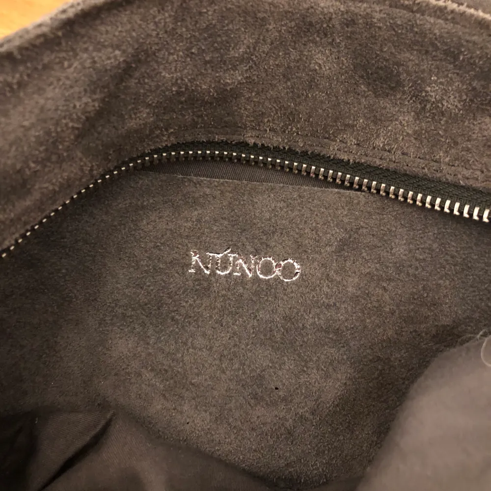 Äkta Núnoo väska som säljs pågrund av att den inte kommer till användning. Den är mycket rymlig och den är klädd i grå mocka, den har även silvriga detaljer. Köptes för 1399kr! (Pris kan diskuteras!☺️). Väskor.
