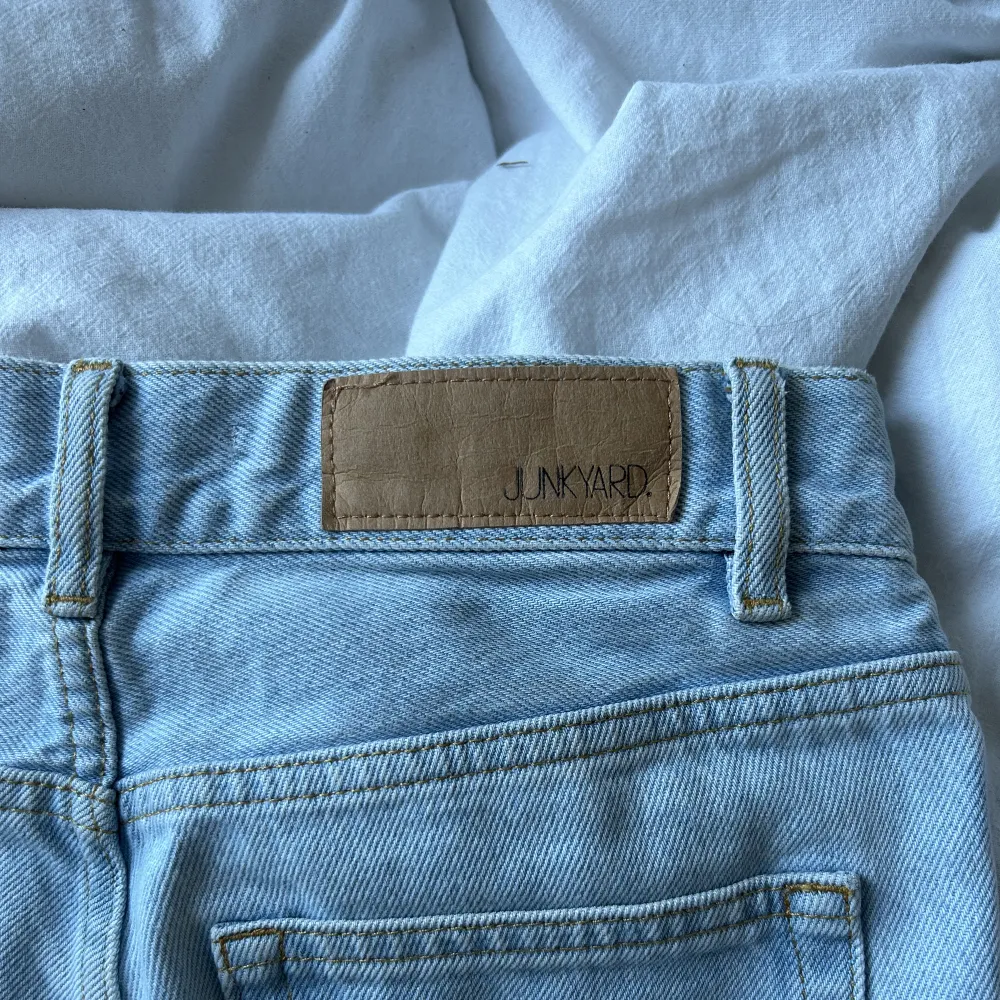 Jättesnygga jeans som tyvärr inte kommer till användning längre. Jag är 167/168 för referens 💛Säljs till bäst bud. Fraktkostnaden ingår inte 📦. Jeans & Byxor.