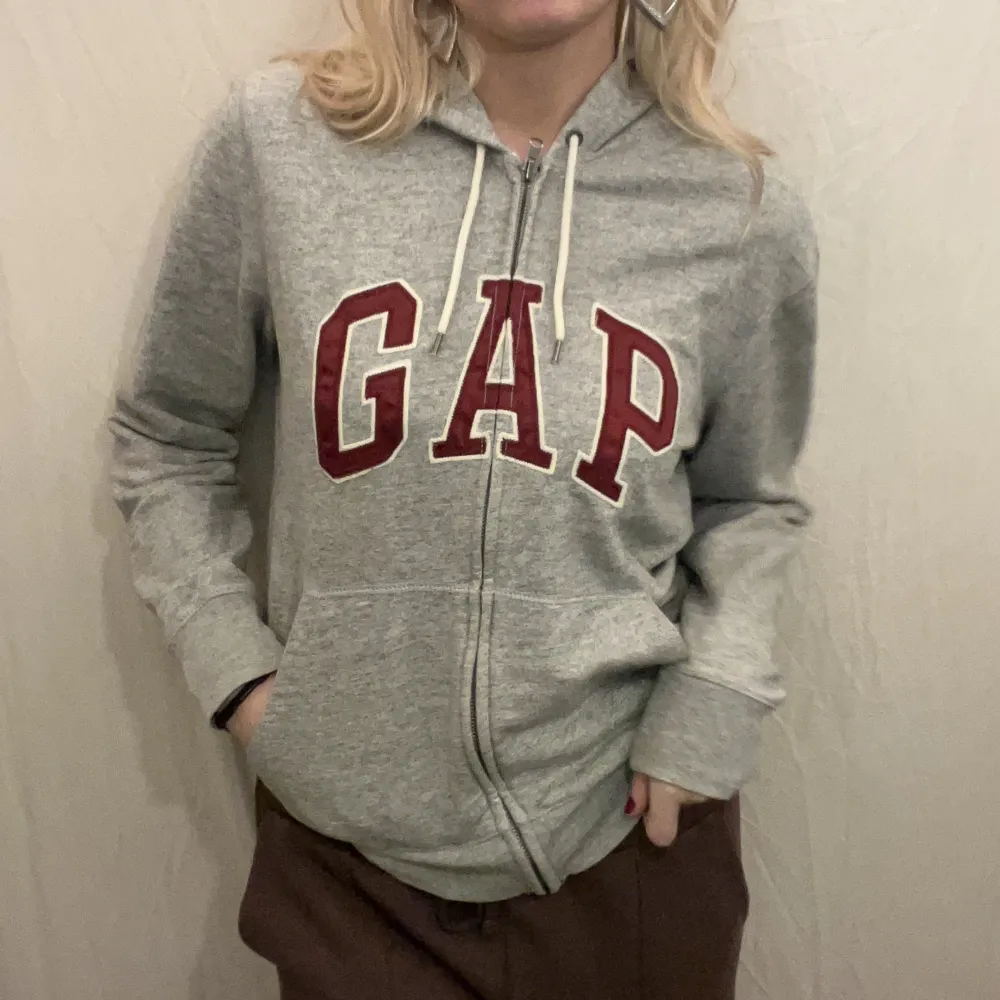 Grå Hoodie med rött emblem av Gap. Fint skick. . Hoodies.