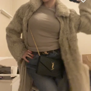 Fuskpäls från vila - Jättefin varm jacka från Vila i pälsimitation.  Jackan är i mycket fint skick! Storlek M, oversize på mig som brukar ha XS, passar alltså XS-M beroende på passform. Passar höst, vår, även mild vinter. 500kr med frakt inräkn