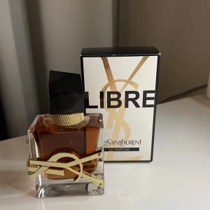 Ysl libre le parfum - Jag säljer den här helt oanvända parfymen är från yves saint laurent, den innehåller 30ml och original priset är cirka 700kr💗jag säljer den för att jag råkades beställa fel doft💗