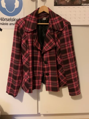 Rutig kavaj - Rosa rutig kavaj med axelvaddar.