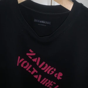 Zadig tshirt - Storlek S. Nypris runt 900. Säljer för 480. Väldigt fint skick❤️