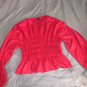 Röd tröja med mycket stretch. Säljer då jag köpte den bara för jul och kommer inte använda mer. 