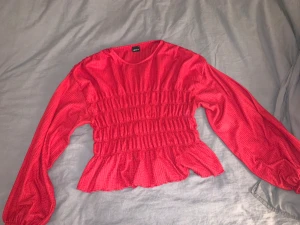 Röd blus - Röd tröja med mycket stretch. Säljer då jag köpte den bara för jul och kommer inte använda mer. 