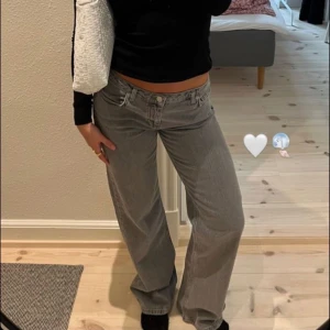 Gråa lågmidjade jeans  - Säljer dessa otroligt snygga lågmidjade jeansen från Bikbok då jag har flera liknande par. Passar verkligen till typ allt! Om fler bilder önskas är det bara att höra av sig❤️
