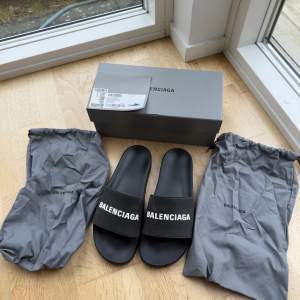 Tja Säljer nu mina balenciaga badtofflor/slides. Storleken är 45 men jag har 44 i allt och de passar mig. Allt OG kommer med.   Cond: 7.5/10 Det är vita sträck på sidan av tofflorna som kommer vid användning och är helt omöjligt att undvika. Skicka PM