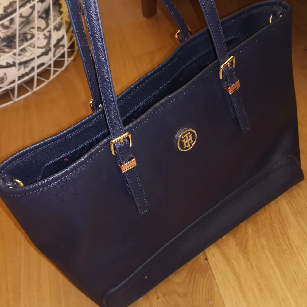 Säljer min Tommy Hilfiger handväska! Den är helt ny och är i färgen mörkblå. OBS!! Väskan är ungefär 33x25, dvs det får plats dator m.m i den. Alltså är den väl rymlig och perfekt till skola, jobb etc 🥰🥰. Väskor.
