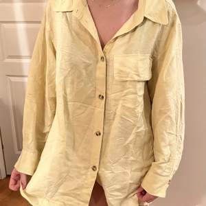 En ljusgul/beige oversized linneskjorta från hm i strl M